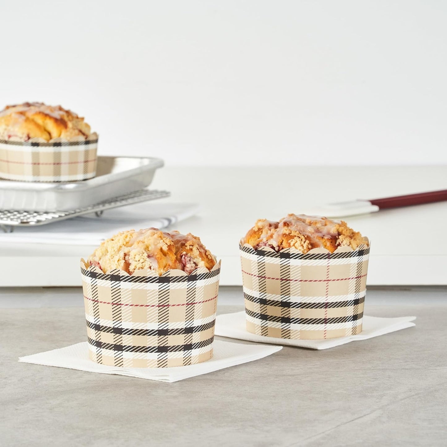 Panificio 10 Ounce Cupcake Wrappers, 200 Scalloped Baking Cups - Oven-Ready, Greaseproof, Plaid Paper Cupcake Liners, Disposable, For Birthdays, Baby Showers, Or Weddings - Restaurantware