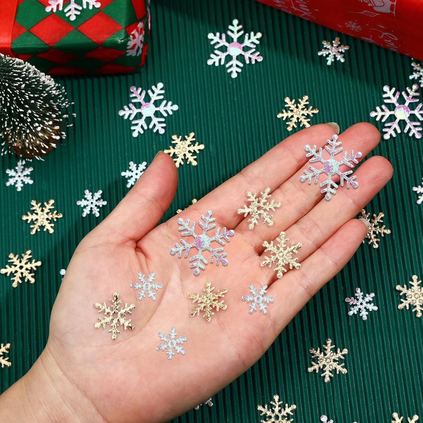 MARFOREVER Snowflake Confetti Decorations, Christmas Snowflake Glitter Confetti White Gold Winter Scatter Sprinkle Table Centerpiece for Winter Wonderland Snow Wedding Birthday Holiday Party Supplie